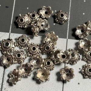 Findings: Vintage Flower Bead Cap 6mm (30)